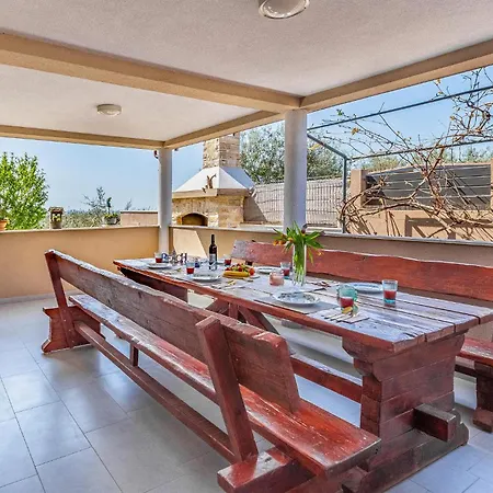 Stunning In بيت للعطل بولا